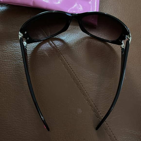 Betsey Johnson black heart sunglasses 🖤 - Picture 6 of 7